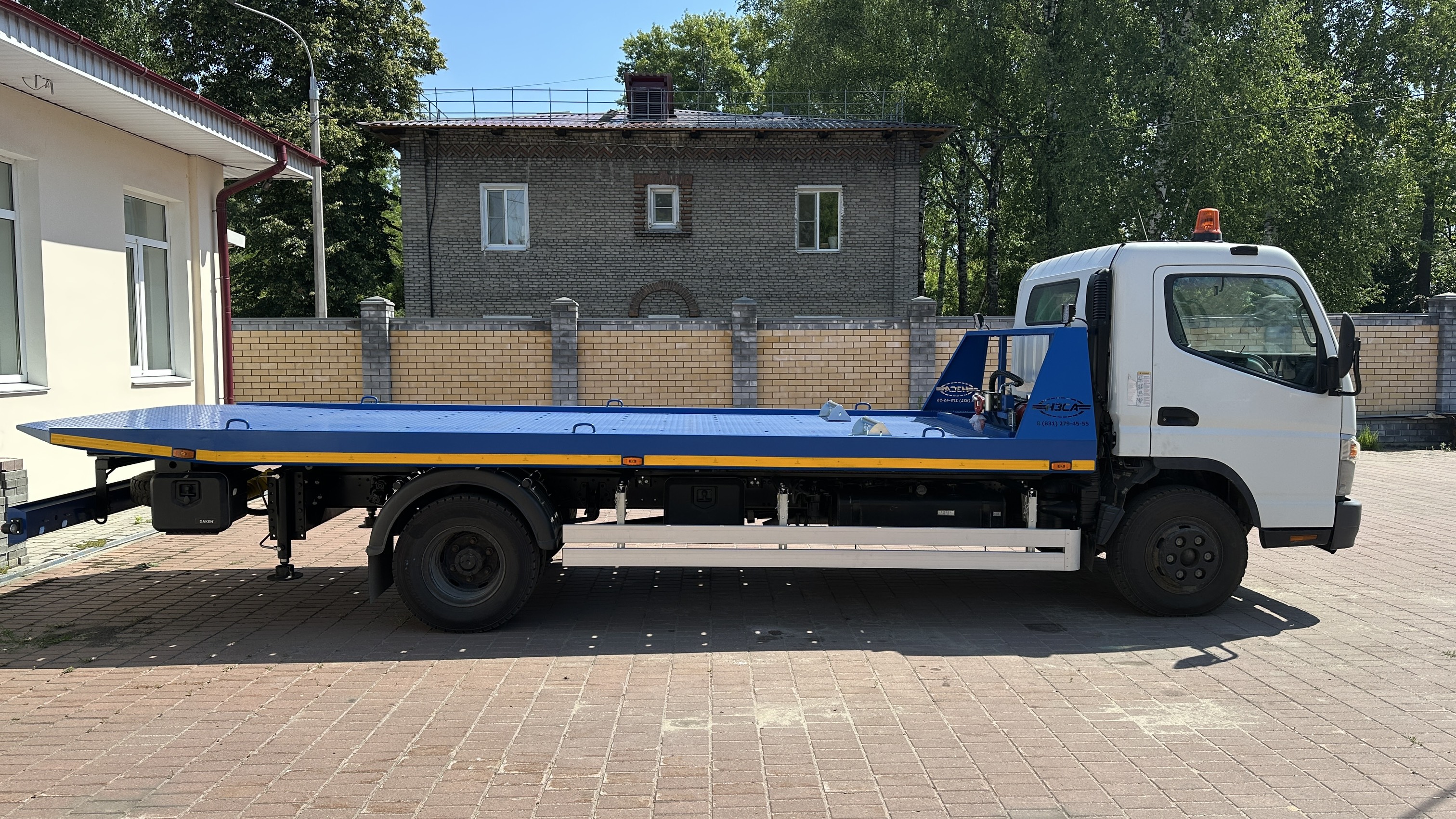 Переоборудование FUSO Canter из фургона в эвакуатор со сдвижной платформой